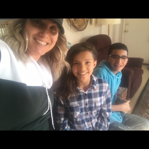 Hey Poshers I'm Lisa ! - Picture 3 of 3